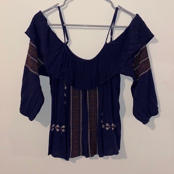 American Eagle off the shoulder shirt - Picture 1 of 3